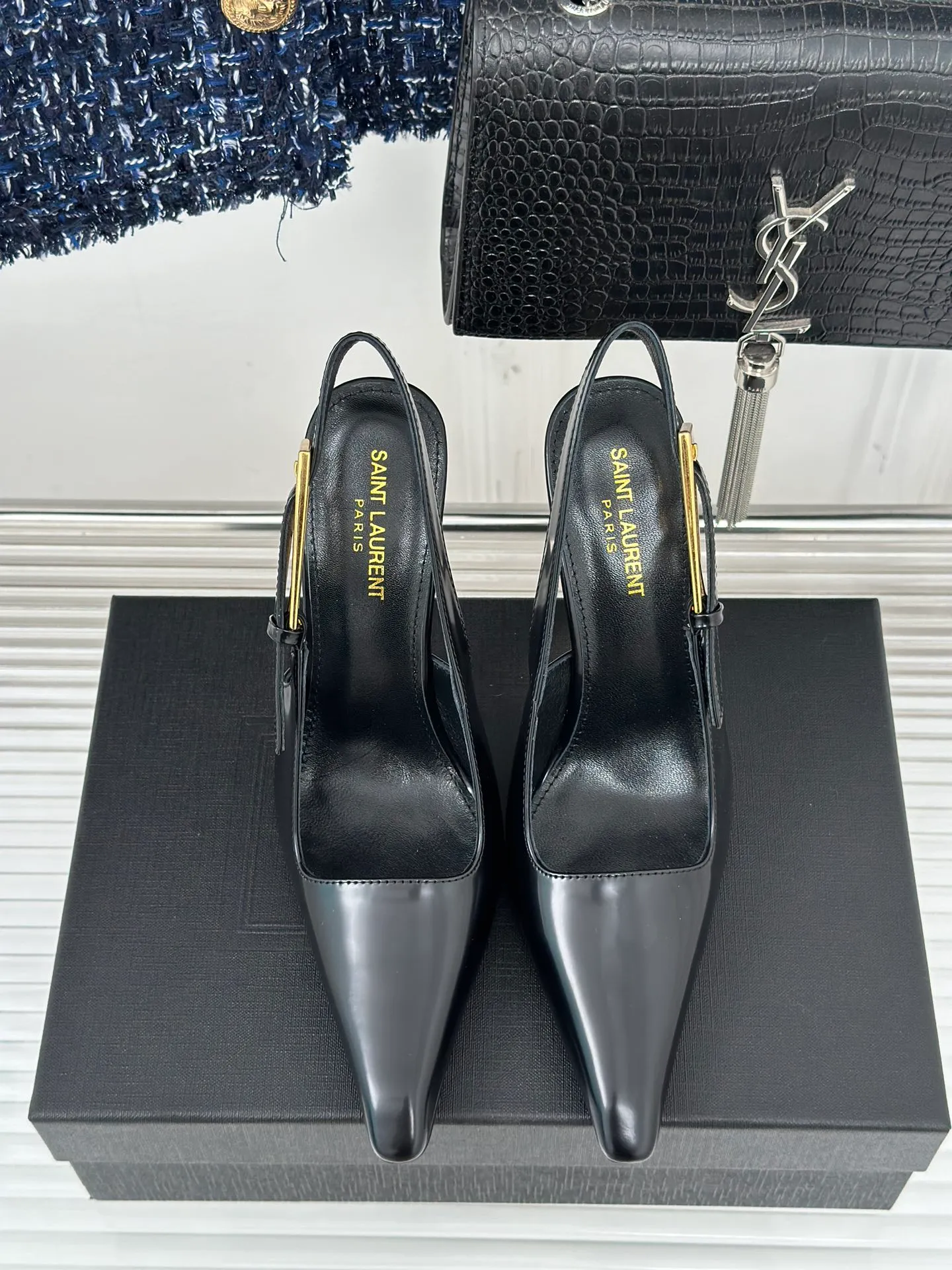 👟👟Ex-factory price 540👟👟 Saint Lauren*YSL Saint Laurent 24ss new catwalk high-heeled pointed-toe sandals. The upper is made of calf patent leather. The lining is tiptoe mixed sheepskin. Italian imported leather outsole. Heel height: 9 cm. Size: 34-41.